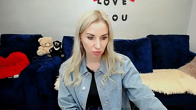 Snapshot of Hanna--Sweet chatting on 04.15.26 Hanna--Sweet online show from 04.15.26