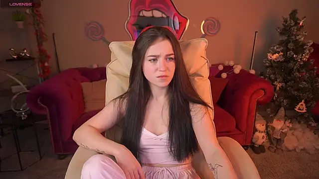 Snapshot of OliviaDesire chatting on 12.18.25 OliviaDesire online show from 12.18.25