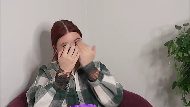 Snapshot of CoralWulf chatting on 12.16.25 CoralWulf online show from 12.16.25