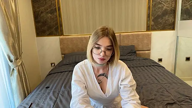 Snapshot of Mary_Harriss chatting on 12.18.25 Mary Harriss online show from 12.18.25