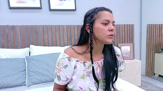 Mia Bellefort online show from 03.04.26