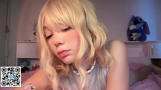 Snapshot of Mayal1na chatting on 12.18.25 Mayal1na online show from 12.18.25