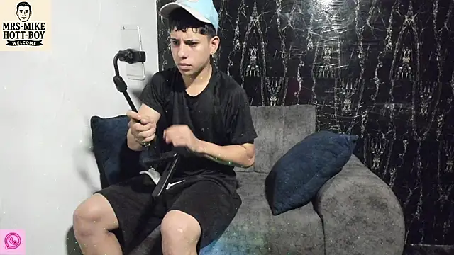 Snapshot of Mrs-mike-hott-boy chatting on 12.16.25 Mrs-mike-hott-boy online show from 12.16.25