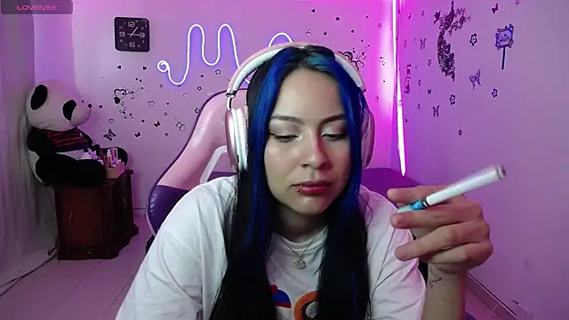 Snapshot of milusolers chatting on 12.14.25 milusolers online show from 12.14.25