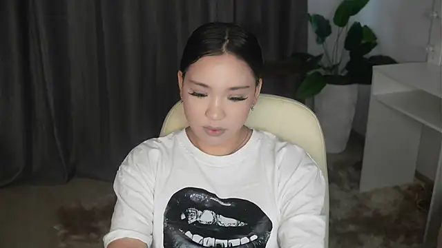 Snapshot of AyannaMilian chatting on 12.15.25 AyannaMilian online show from 12.15.25