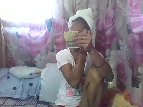 Snapshot of Petite_elise chatting on 04.24.26 Petite elise online show from 04.24.26