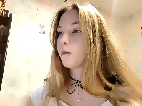 Snapshot of ElvaDeveja chatting on 12.16.25 ElvaDeveja online show from 12.16.25