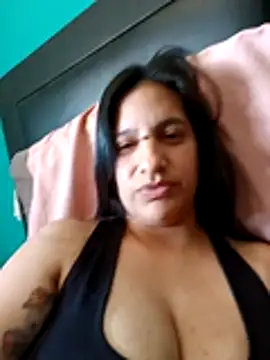 Snapshot of julietaloovee chatting on 12.17.25 julietaloovee online show from 12.17.25