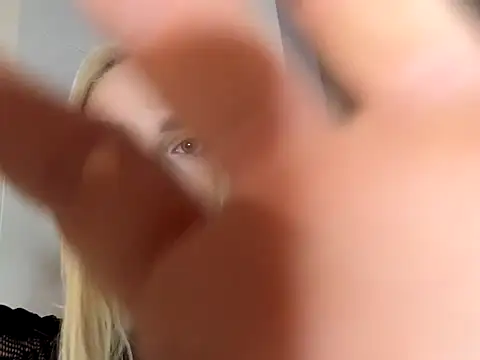 Snapshot of blonde_di chatting on 12.13.25 blonde di online show from 12.13.25