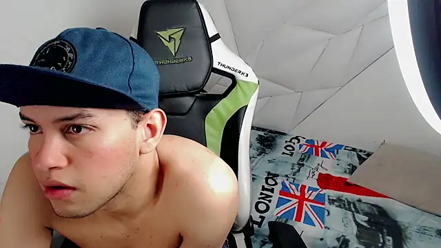 Snapshot of Luky_twink chatting on 12.15.25 Luky twink online show from 12.15.25