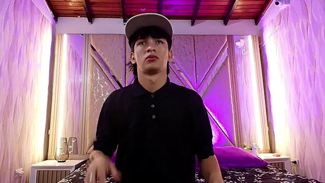 Snapshot of Skinny_boyx chatting on 12.15.25 Skinny boyx online show from 12.15.25