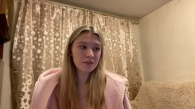Snapshot of SkyeDavis chatting on 12.15.25 SkyeDavis online show from 12.15.25