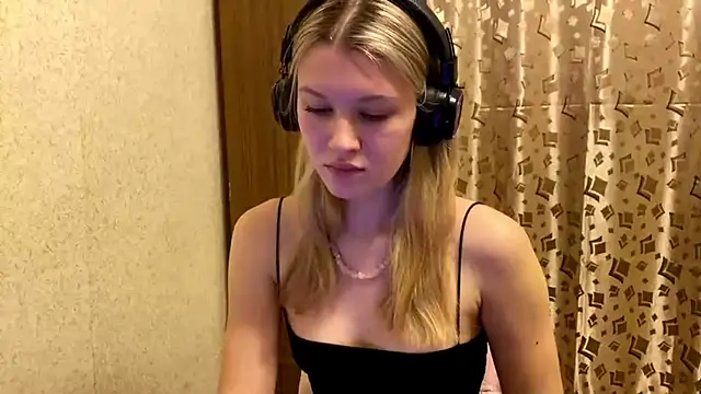 SkyeDavis online show from 01.10.26