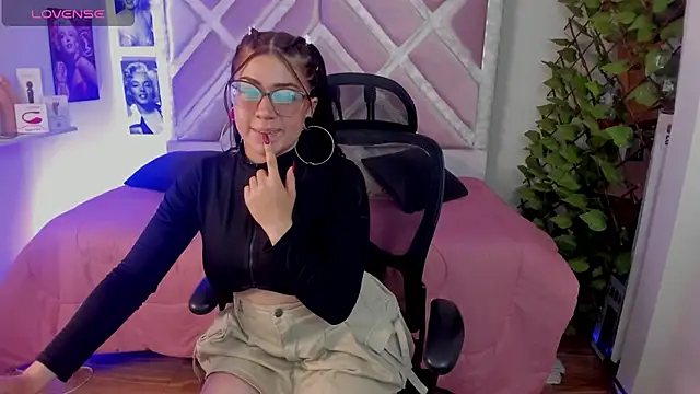 Snapshot of Sraemma chatting on 12.17.25 Sraemma online show from 12.17.25