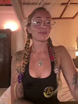 Snapshot of OpheliaRoxx chatting on 12.22.25 OpheliaRoxx online show from 12.22.25