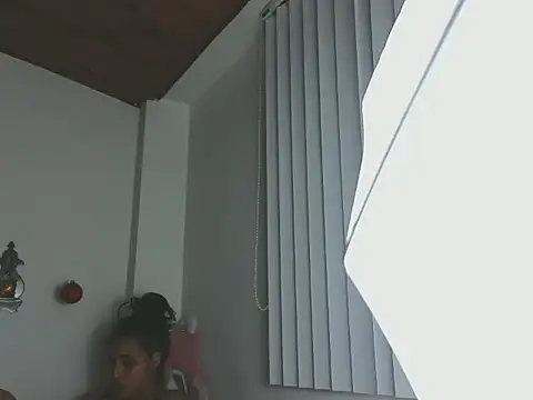 Snapshot of Valery__lovex chatting on 12.21.25 Valery lovex online show from 12.21.25