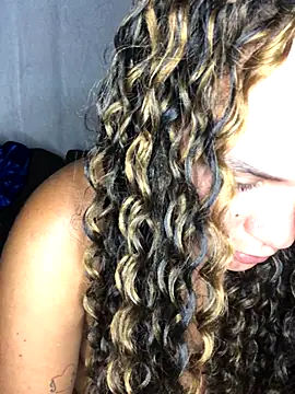 Snapshot of Geelalmeida chatting on 12.19.25 Geelalmeida online show from 12.19.25