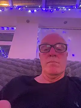 Snapshot of madgaz chatting on 12.15.25 madgaz online show from 12.15.25