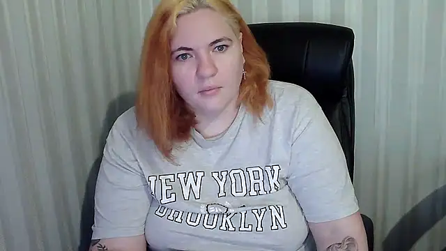 Snapshot of LissaLeon chatting on 12.16.25 LissaLeon online show from 12.16.25