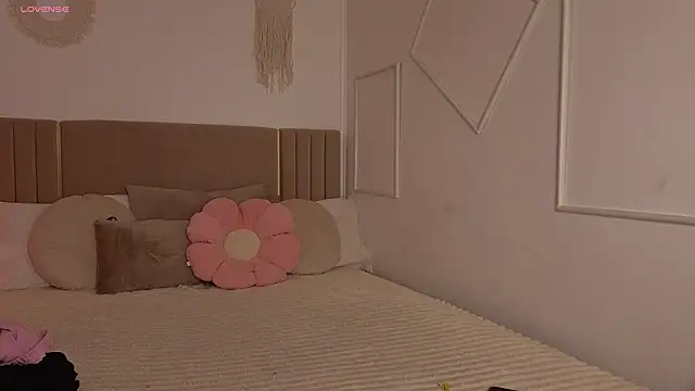 Snapshot of Sn0w__queen chatting on 02.25.26 Sn0w queen online show from 02.25.26