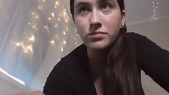 Snapshot of moonhigl chatting on 12.16.25 moonhigl online show from 12.16.25