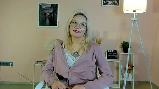 Snapshot of AdelinaMaddalena chatting on 12.18.25 AdelinaMaddalena online show from 12.18.25