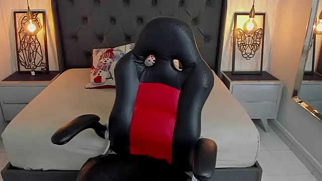 Snapshot of angelinemore chatting on 12.17.25 angelinemore online show from 12.17.25