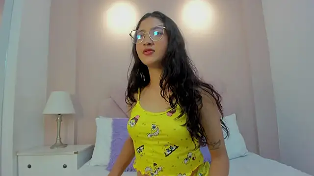 Snapshot of cammirose_ chatting on 12.20.25 cammirose online show from 12.20.25