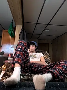 Snapshot of B8RHUNG chatting on 12.17.25 B8RHUNG online show from 12.17.25