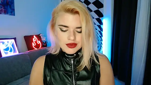 Snapshot of Ariana_Saint chatting on 12.20.25 Ariana Saint online show from 12.20.25