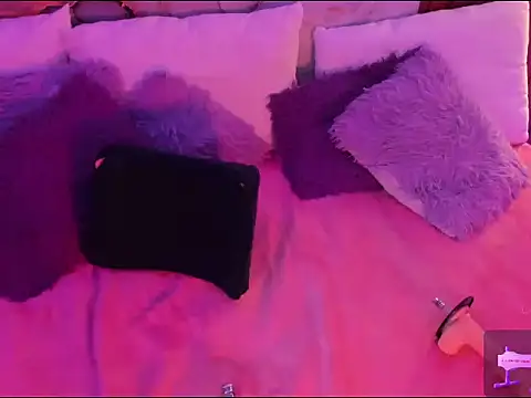 Snapshot of isabellagiirl chatting on 12.17.25 isabellagiirl online show from 12.17.25