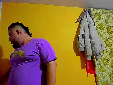 Snapshot of gainer_chubby_hot chatting on 12.21.25 gainer chubby hot online show from 12.21.25