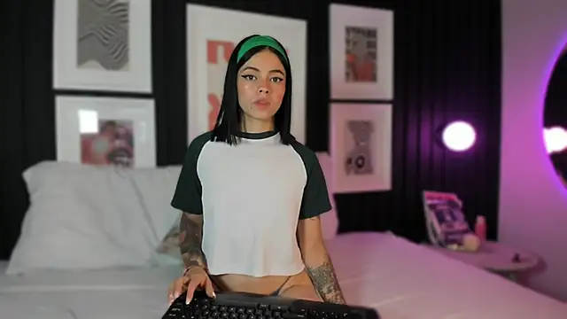 Snapshot of leslie_thompson chatting on 01.06.26 leslie thompson online show from 01.06.26