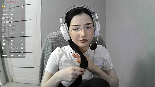 FaviolaHurl online show from 12.20.25