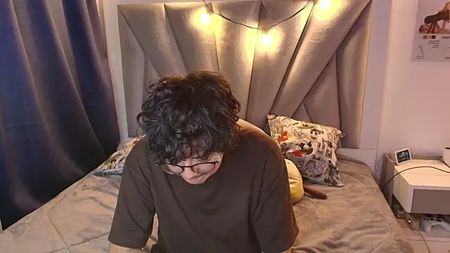 Snapshot of VelvetKai_nom chatting on 04.13.26 VelvetKai nom online show from 04.13.26