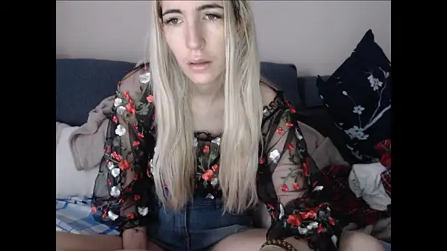 Snapshot of BarbieBlondieGirl chatting on 06.11.26 BarbieBlondieGirl online show from 06.11.26