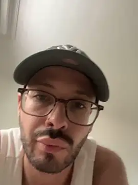 Snapshot of Versatilpollon22 chatting on 12.22.25 Versatilpollon22 online show from 12.22.25