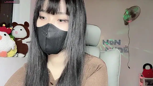 Snapshot of Tieu-May chatting on 06.29.26 Tieu-May online show from 06.29.26