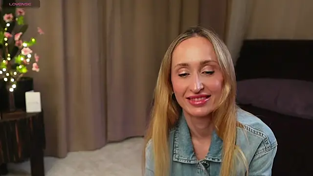 Snapshot of Emely_Moon chatting on 06.04.26 Emely Moon online show from 06.04.26