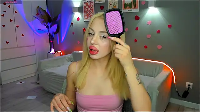 Luna Beverly online show from 02.14.26