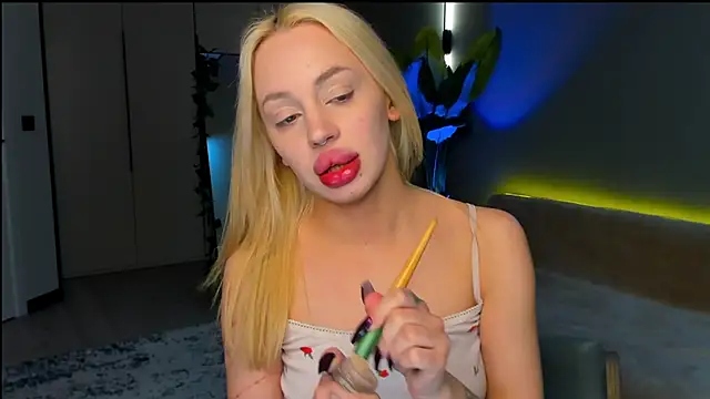 Luna Beverly online show from 03.30.26