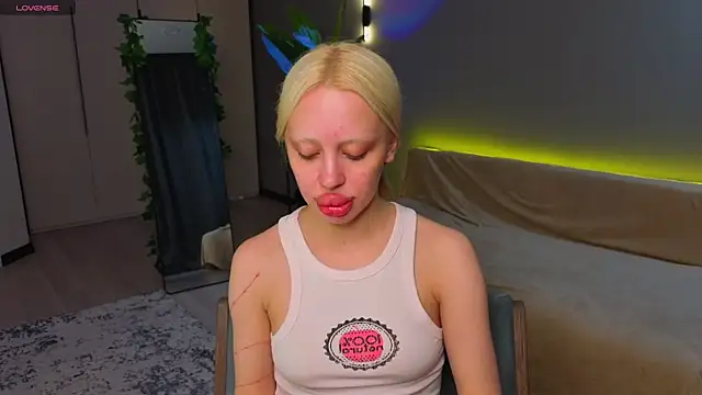 Luna Beverly online show from 05.14.26