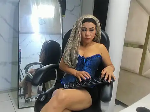 Snapshot of LauraScarlet chatting on 01.13.26 LauraScarlet online show from 01.13.26