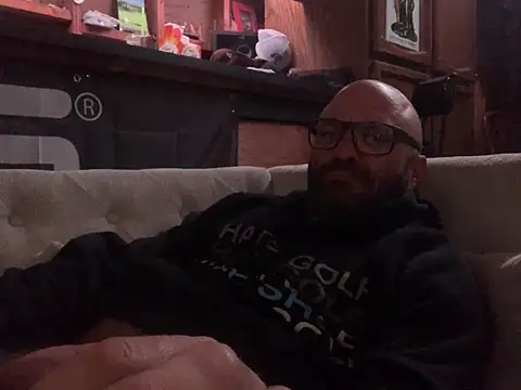 Snapshot of calimeatstick chatting on 04.21.26 calimeatstick online show from 04.21.26