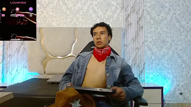 Snapshot of Zayn_tay chatting on 01.12.26 Zayn tay online show from 01.12.26