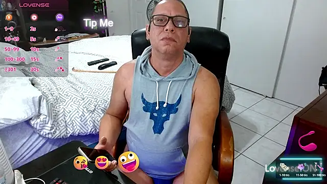 Snapshot of Daddy_1970 chatting on 04.01.26 Daddy 1970 online show from 04.01.26
