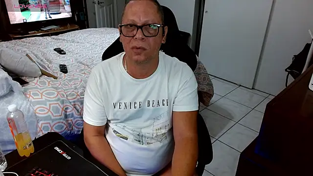 Snapshot of Daddy_1970 chatting on 04.15.26 Daddy 1970 online show from 04.15.26