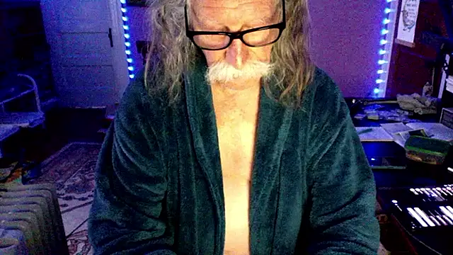 Snapshot of LickYourYoni chatting on 04.11.26 LickYourYoni online show from 04.11.26