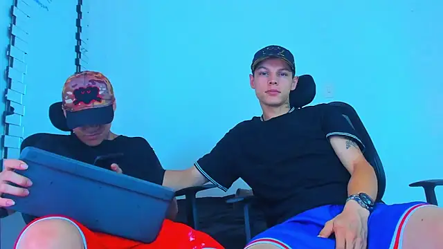 Snapshot of Thomas-Wil chatting on 02.28.26 Thomas-Wil online show from 02.28.26