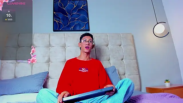 Snapshot of twink_royale18 chatting on 02.10.26 twink royale18 online show from 02.10.26